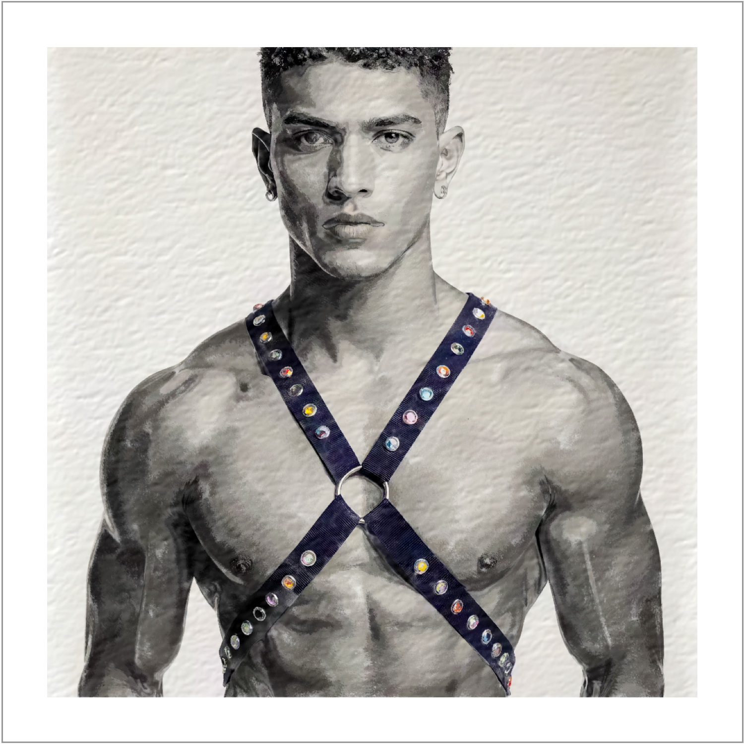 Gay-Art-Porträt eines muskulösen Mannes mit kurzen Locken, Ohrringen und direktem Blick. Über der nackten Brust trägt er einen dunklen Harness mit bunten Schmucksteinen und einem zentralen Metallring. Malerische Grautöne vor hellem Grund.