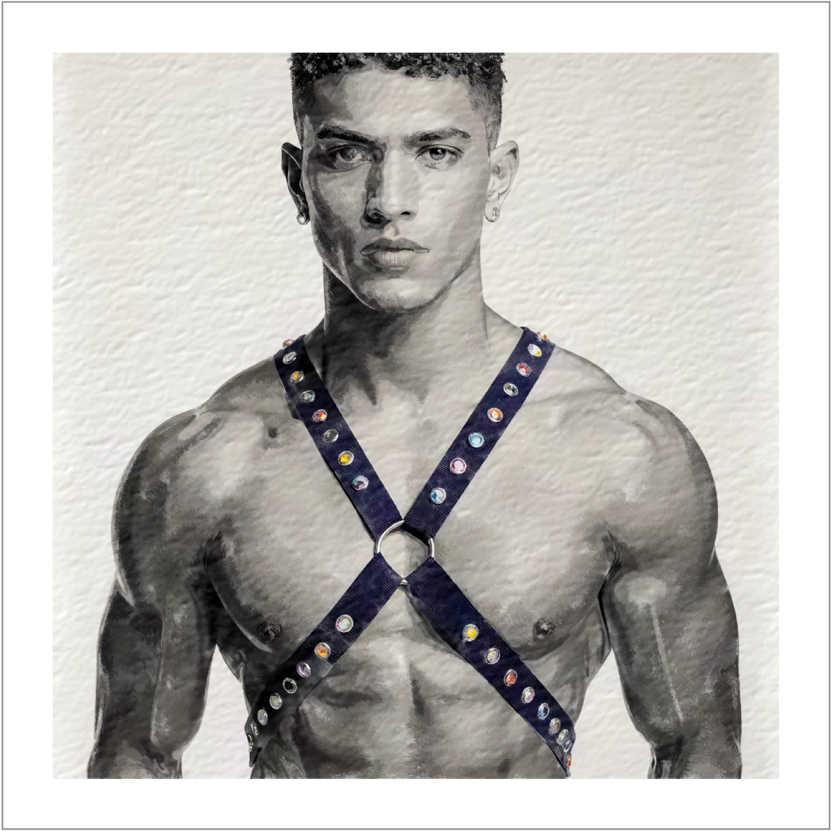 Gay-Art-Porträt eines muskulösen Mannes mit kurzen Locken, Ohrringen und direktem Blick. Über der nackten Brust trägt er einen dunklen Harness mit bunten Schmucksteinen und einem zentralen Metallring. Malerische Grautöne vor hellem Grund.