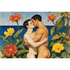 Zwei nackte Männer küssen und umarmen sich vor tiefblauem Meer, zwischen großen roten und gelben Blüten. Schwule Südseeromantik im Gauguin-Stil.