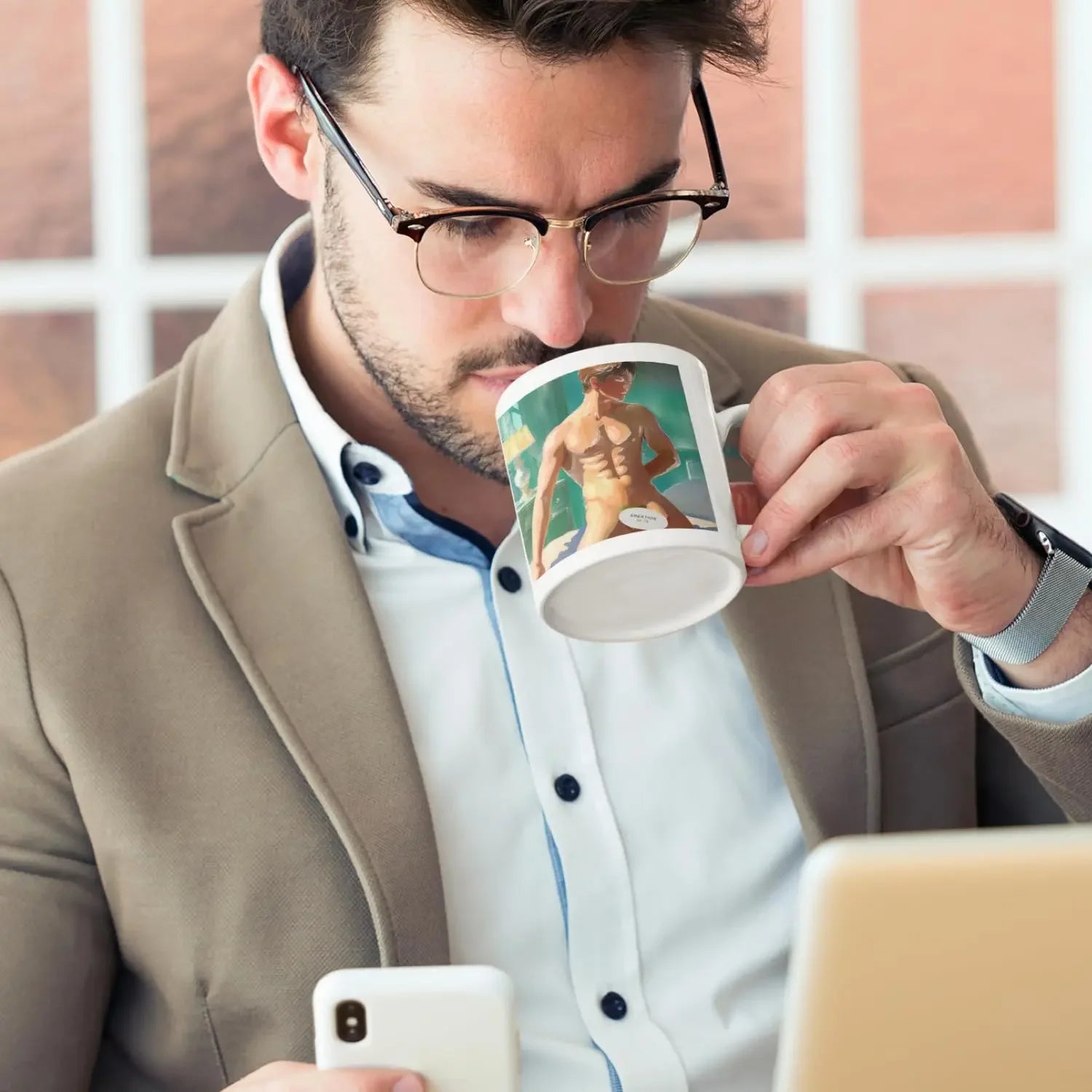 Weiße Keramiktasse mit vintage-muskulösem Akt-Mann, GALERIE SCHÖNE KÜNSTE Special Edition #24