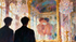 Gay Art – zwei Männer in Versailles, Spiegelbild zeigt sie küssen sich und unbekleidet, goldener Rokoko-Rahmen, Kristallkronleuchter – KUNSTWERK BILDER
