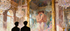 Leinwandbild Gay Art – Silhouetten zweier Männer vor goldenem Versailles-Spiegel – Spiegelbild zeigt schwules Paar nackt, sich küssend – impressionistischer Stil – KUNSTWERK BILDER
