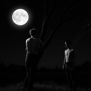 Zwei Männer unter Vollmond im Park – Vollmond-Begegnung Night Cruising
