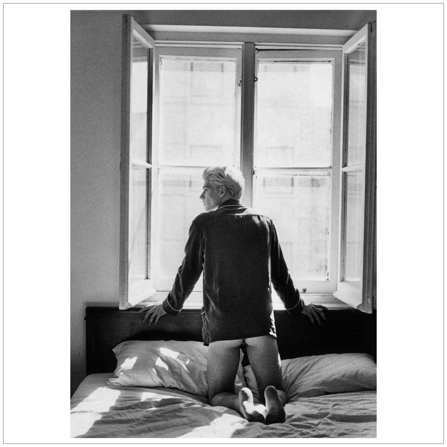 Mann am Fenster – Schwarz-Weiß-Fotografie im Stil von Robert Mapplethorpe – Erotische Gay Art
