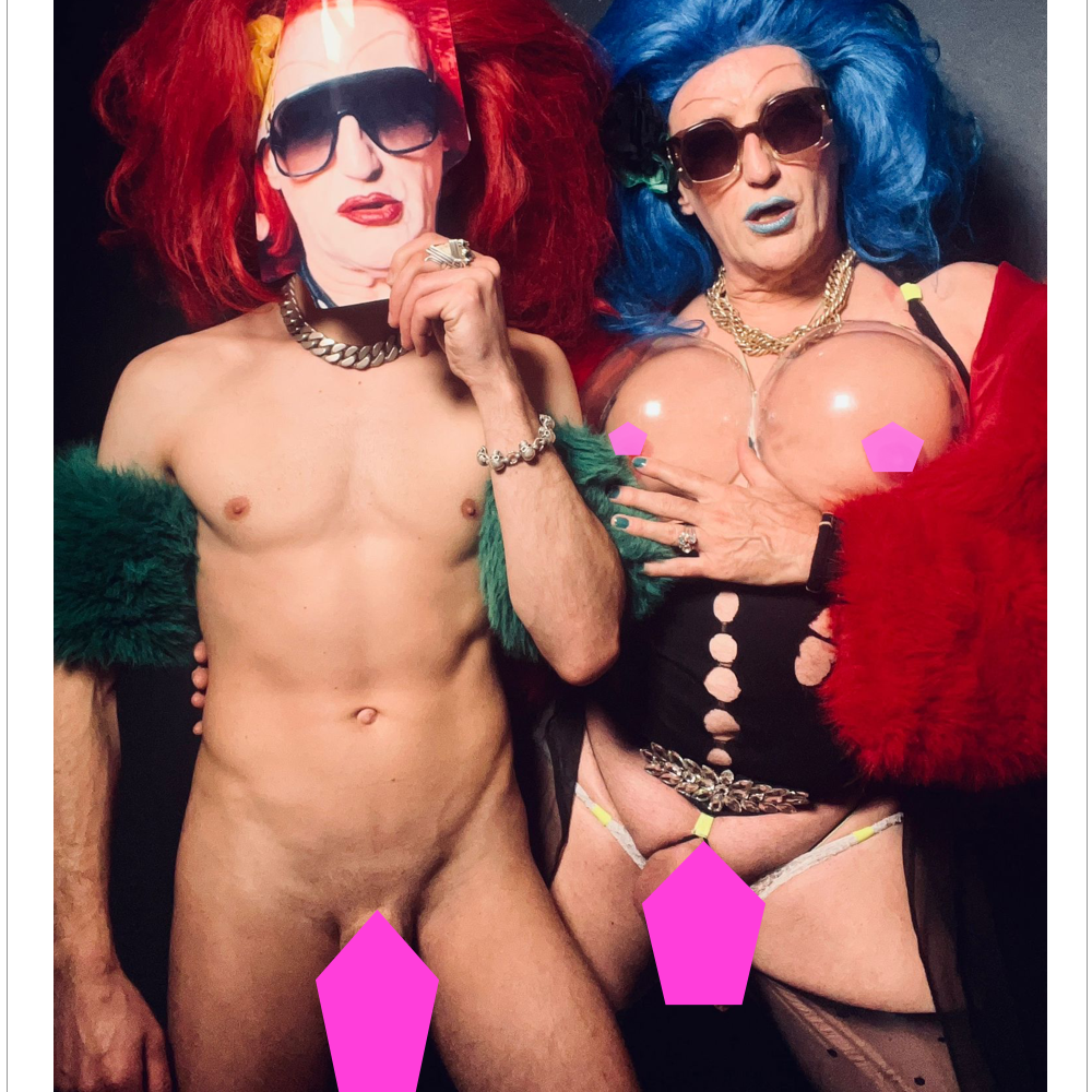 Drag-Ästhetik mit roten und blauen Perücken - Provokante Gay Art Collage - Canvas Wandbild - Tim Lienhard
