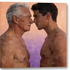 Gay-Art-Wandbild über schwule Liebe mit Altersunterschied: Zwei Männer sind ganz aufeinander konzentriert. Das zärtliche Doppelporträt zeigt ihre Gesichter im Profil und die freien Oberkörper. Schräge Produktansicht mit sichtbarer Bildkante.