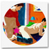 Quadratisches Leinwandbild mit weißem Rand und kreisförmiger Gay-Sex-Art-Illustration. Der Ausschnitt konzentriert den Blick auf den angehobenen Arsch und den dahinter knienden Partner; ein pinker Vorschau-Stern zensiert die Körpermitte. Produktansicht mit sichtbarer Leinwandkante und Schatten.