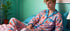 Gay Art Canvas - Junger Mann in buntem Pyjama | Kunstwerk Bilder KUNSTWERK BILDER
