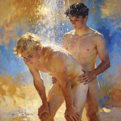 Zwei nackte junge Männer unter der Dusche im Sorolla-Stil – einer vorgebeugt, der andere dahinter, Hände auf Hüften, goldenes Licht
